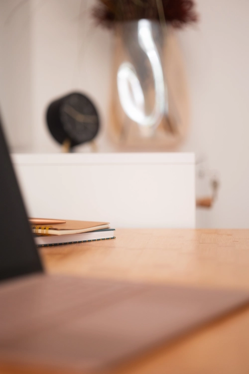 Laptop auf Tisch, Praxis im Hintergrund